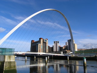 Millennium Bridge & Baltic Centre, Gateshead, Newcastle, England - obrazy, fototapety, plakaty