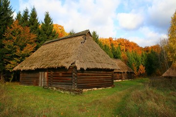 Fototapeta na wymiar słoma zadaszony jesień krajobraz dom