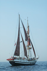 voilier s'éloignant