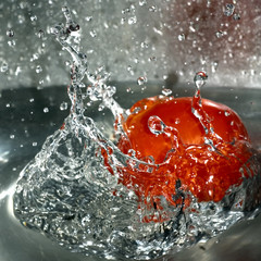 tomate tombant dans l'eau