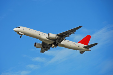 Fototapeta na wymiar boeing 757 w locie samolotu odrzutowego