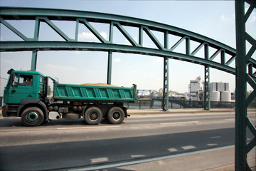 Fototapeta premium lkw auf brücke