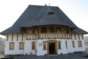 Fototapeta na wymiar wooden building on a orthodox monastery v