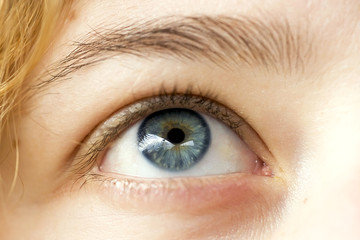 Obraz premium niebieskie kobiece oko i marzycielski wygląd jasnej skóry