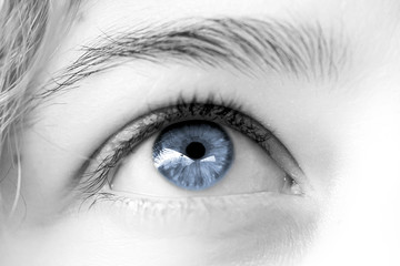 oeil de femme bleu clair ciel , regard rêveur