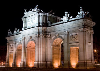 Fototapeta premium puerta de alcala at night