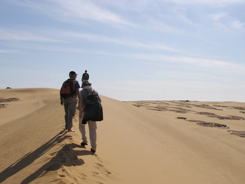 randonneurs dans le sahara