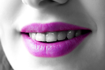 bouche violette et sourire