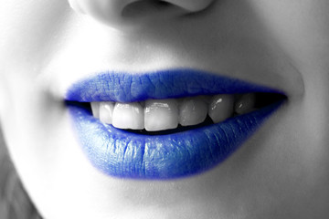 bouche bleue et sourire