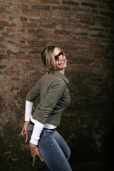 mädchen im weinkeller