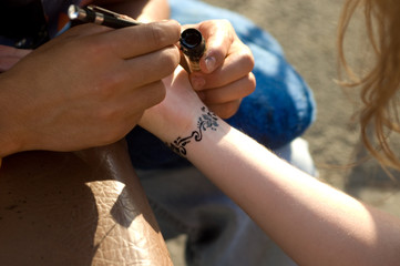 Fototapeta na wymiar co tymczasowe, henna tatuaż na Wirst