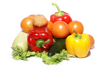 Obraz na płótnie Canvas fresh tasty vegetables isolated on white