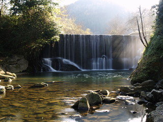 cascada en el bosque con efecto de agua sedosa