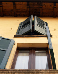 persiennes sous la corniche