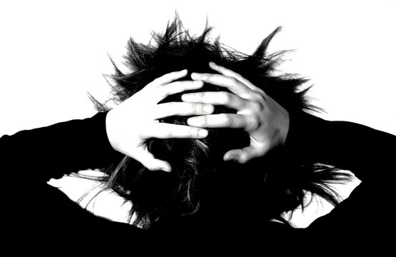 mani tra i capelli