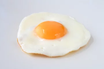 Crédence de cuisine en verre imprimé Oeufs sur le plat traditional fried egg isolated