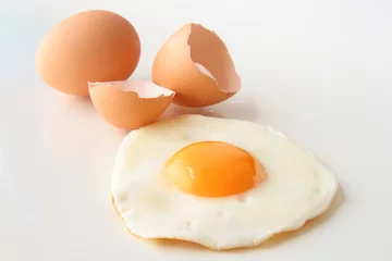 Deurstickers Spiegeleieren traditioneel gebakken ei met gebarsten schaal en heel ei
