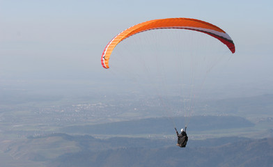 ein gleitschirmflieger