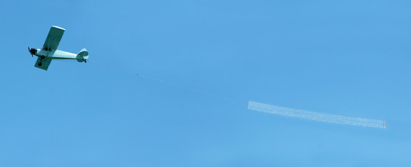 Naklejka premium samolot holujący pusty transparent
