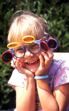 enfant et lunettes fantaisie