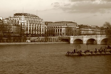 Fototapeta na wymiar eternal paris: seine river's quay
