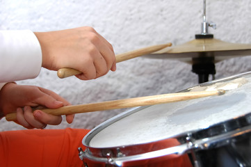 Fototapeta na wymiar female drummer in action