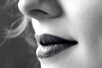 bouche de femme gothique lèvres noires