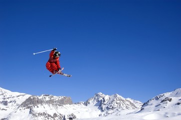 Naklejka na ściany i meble narciarz wysokich skoków w powietrzu