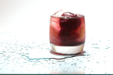 glass with ice and drink - obrazy, fototapety, plakaty