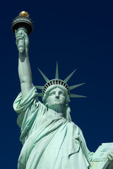 Fototapeta na wymiar statua wolności przed ciemnym niebieskim niebie