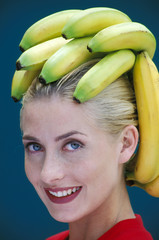 ritratto di ragazza con banane - obrazy, fototapety, plakaty