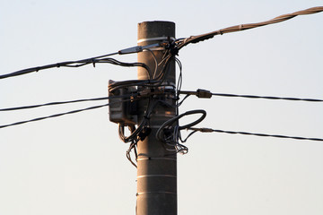 palo della luce in cemento e telefonico