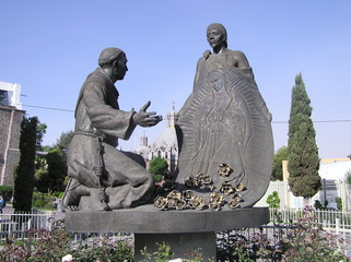 statue prêtre et indigène