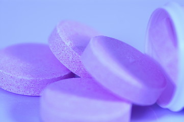 Obraz na płótnie Canvas violet pills