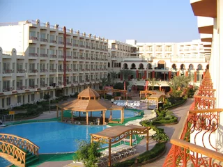 Abwaschbare Fototapete piscine au bord d'un hotel en egypte © JC DRAPIER