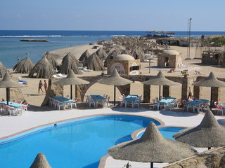 piscine au bord d'un hotel en egypte