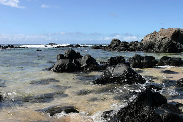 Fototapeta na wymiar skały wulkaniczne w Hookipa plaży