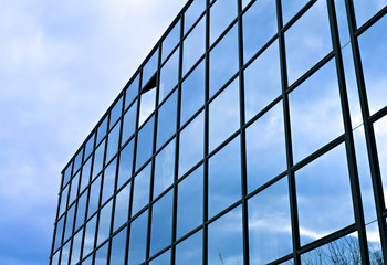 immeuble de bureaux fenetres en verre et ciel bleu