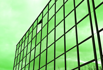 immeuble de bureaux fenetres en verre ciel vert