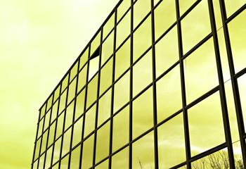 immeuble de bureaux fenetres en verre ciel or