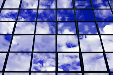 fenêtres d' immeuble de bureaux ciel bleu dense