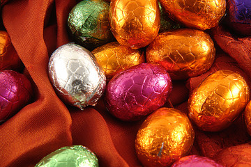 Obraz premium chocolate easter eggs on red background