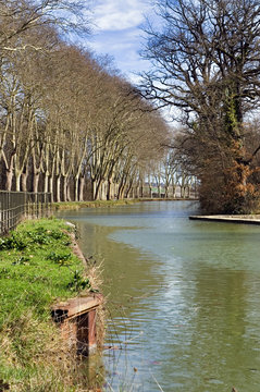 le canal passe sur l'eau