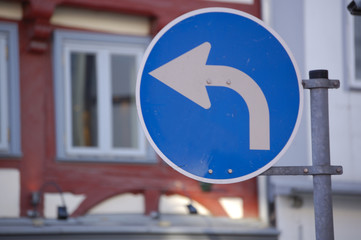 schild. nach links