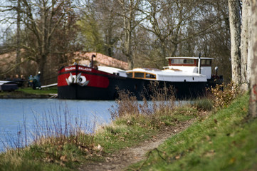 une péniche à quai