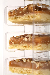 pecan caramel shortbread cakes
