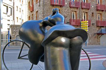 statue of couple