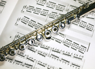 flûte sur une partition de musique