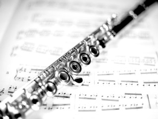 fl&ucirc;te sur une partition de musique
