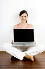 Naklejka premium holding laptop